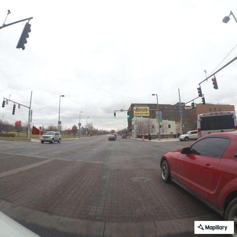 Cars enter highway ramp from wrong direction near Monroe St, Toledo OH ...