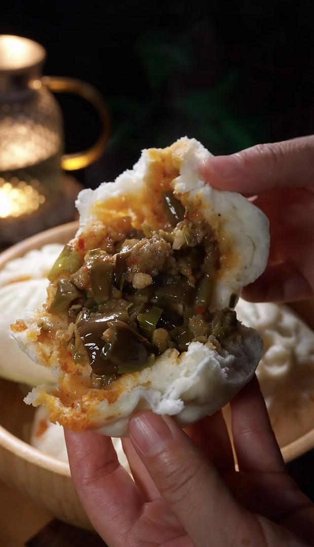 Eggplant-stuffed buns
