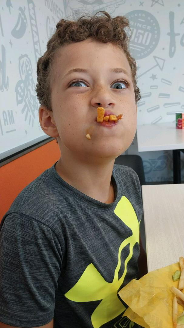 8 year old from Kansas chows down #5 combo from whataburger in 22 minutes!