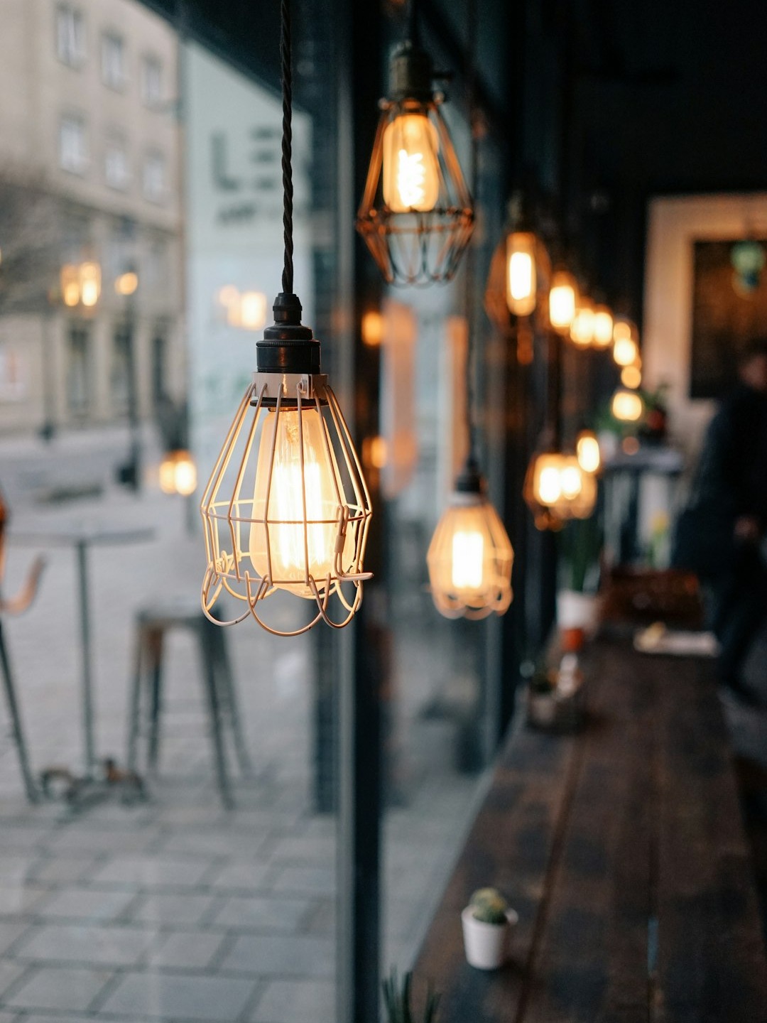 is it safe to meet your online crush at a coffee shop in 2024?