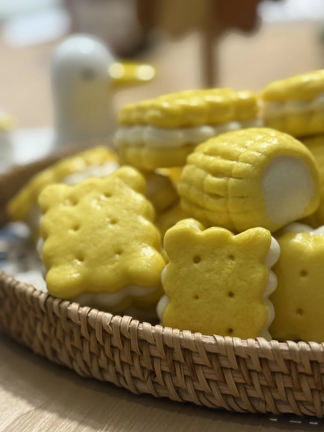 The sandwich cookies have become like this. Can they still be eaten?