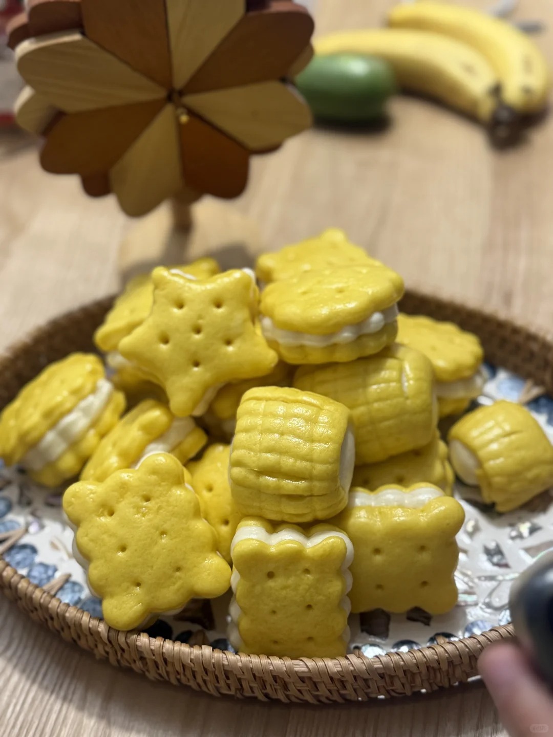 The sandwich cookies have become like this. Can they still be eaten?