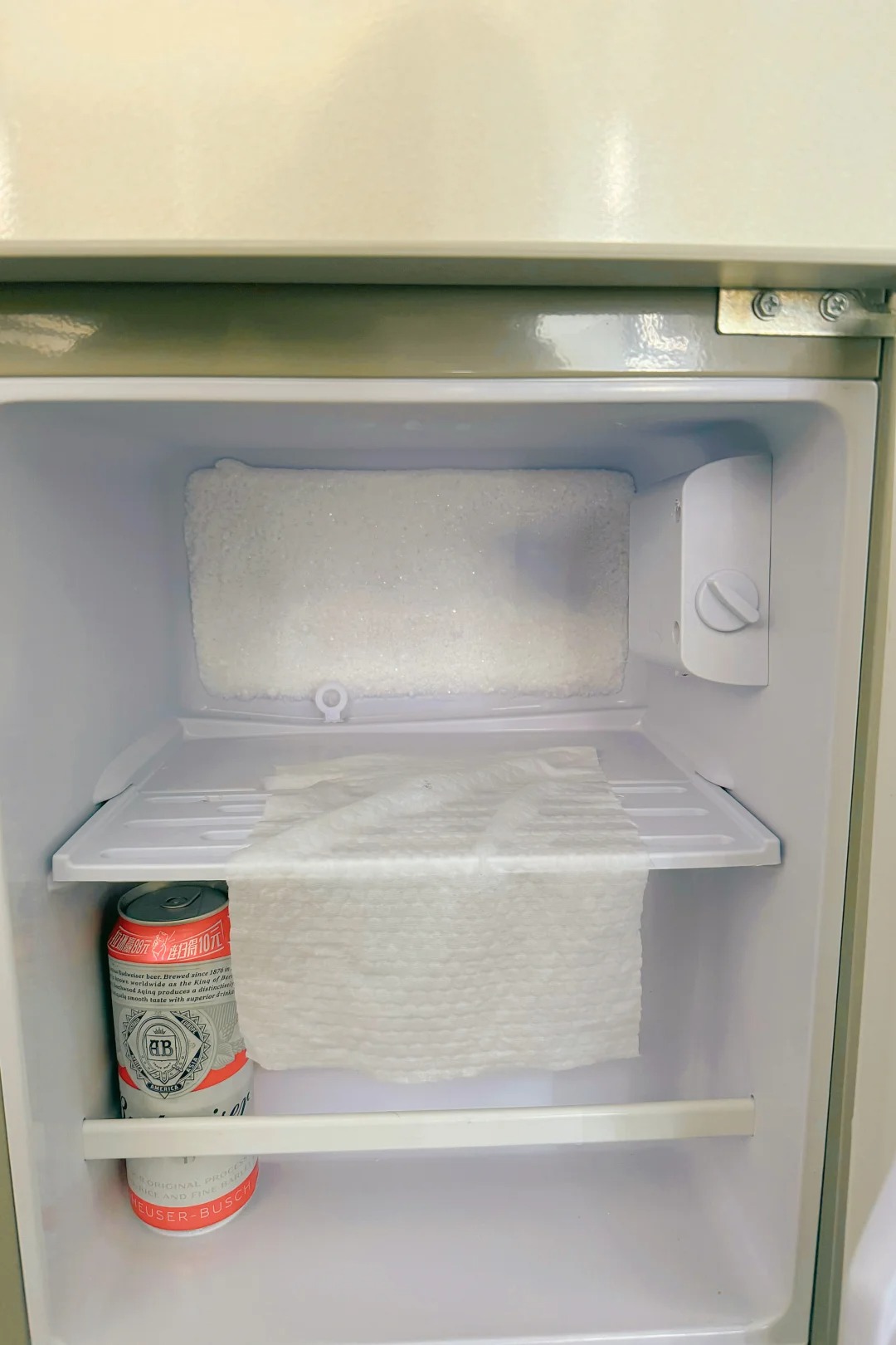 Fridge deodorizing tips! You just need some garbage.