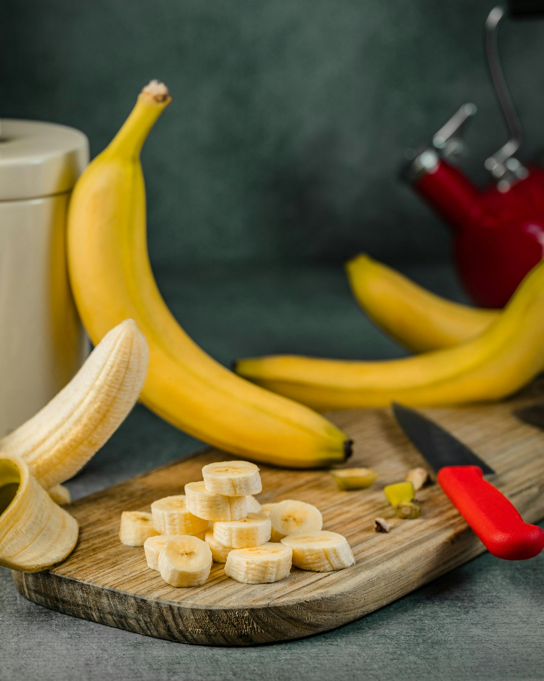10 Proven Ways to Keep Sliced Bananas Fresh 🍌