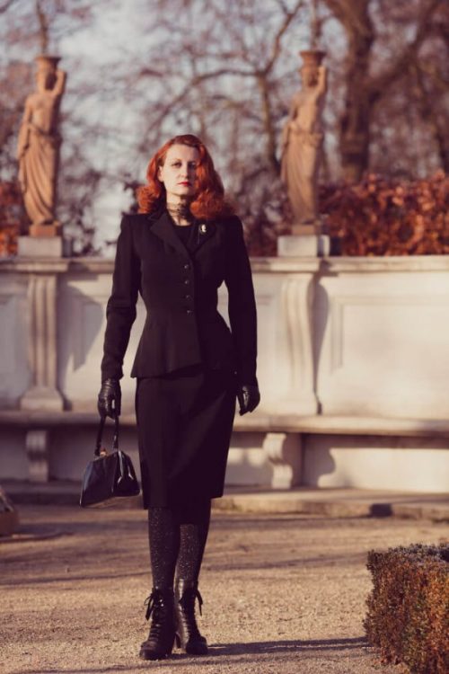 Red Lipstick, Shadowed Eyes, and That Femme Fatale Energy