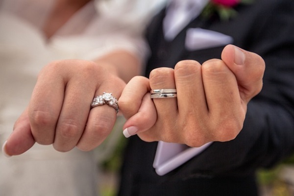 At the engagement ceremony, his colleague looked more like his fiancée😱🤦‍♀️