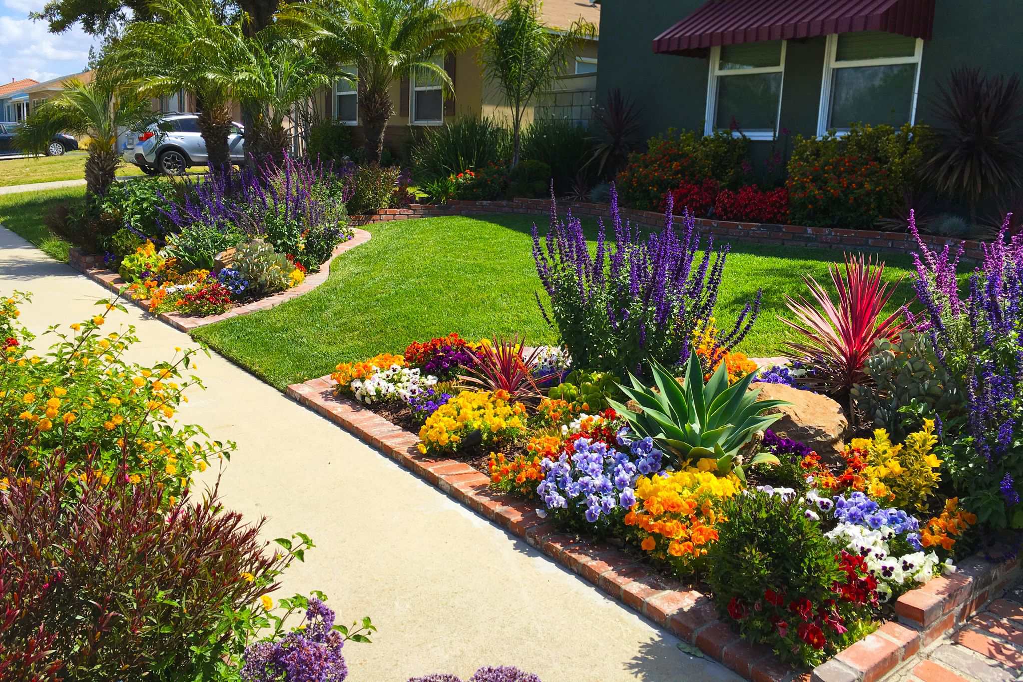 have you ever seen a front yard that looks like a secret oasis?