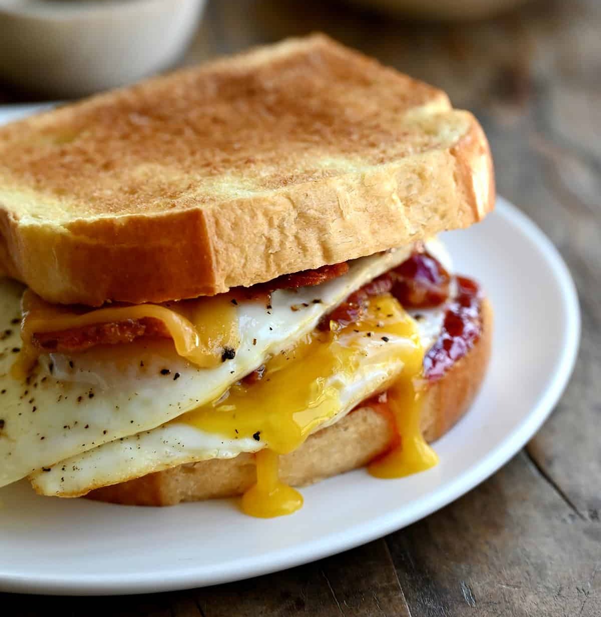 For Lazys, Microwave Bacon & Egg Sandwich Hack !