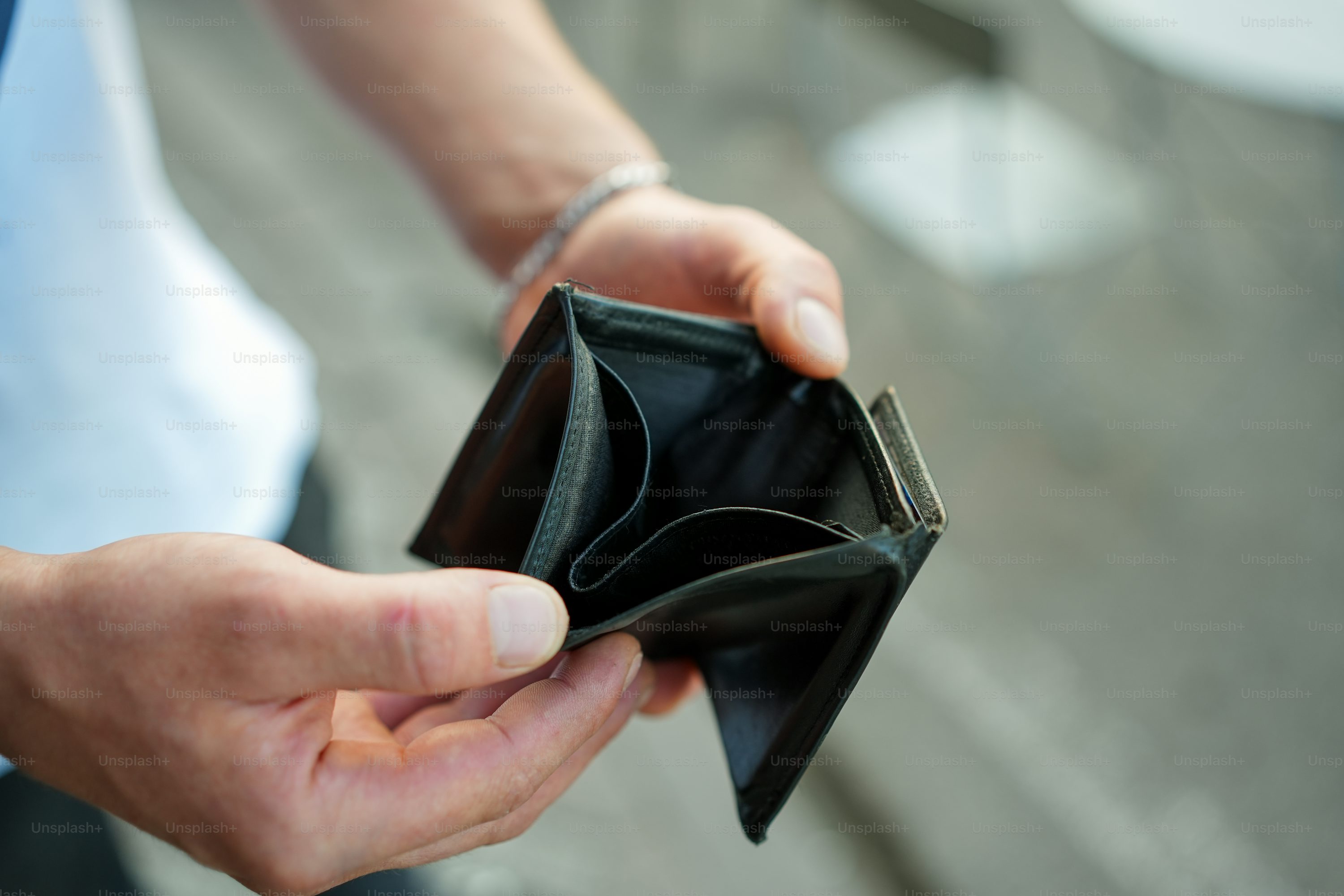 My dad's new girlfriend is pregnant—and we can't even afford a penny😡