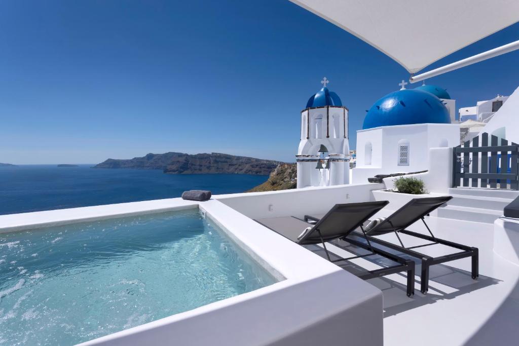 santorini’s blue domes: not as dreamy as i hoped