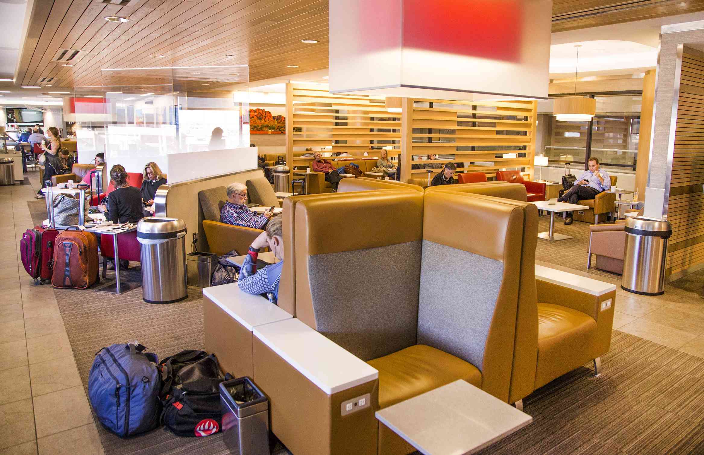 is the aa admiral club lounge at phx worth the price?