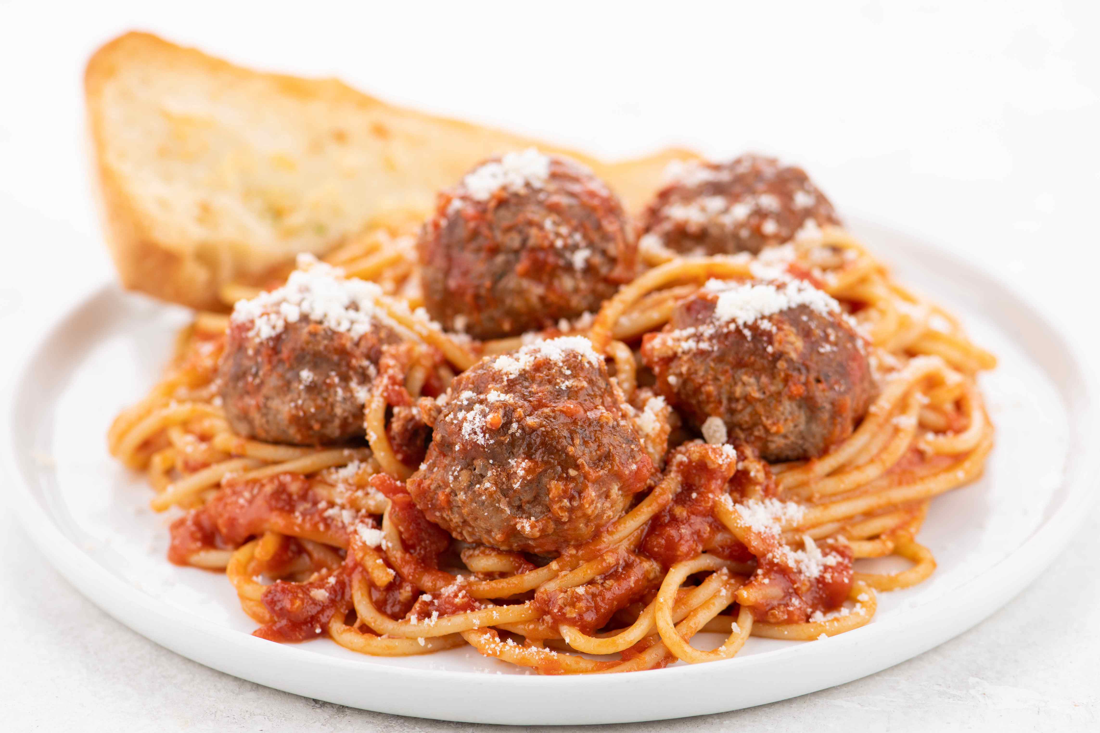 Spaghetti & Meatballs Night with Extra Crispy Garlic Bread 🍝🧄