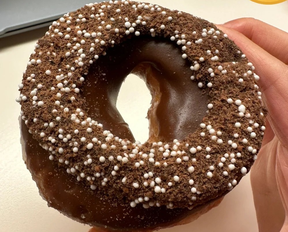 The doughnut exactly same with the emoji🍩