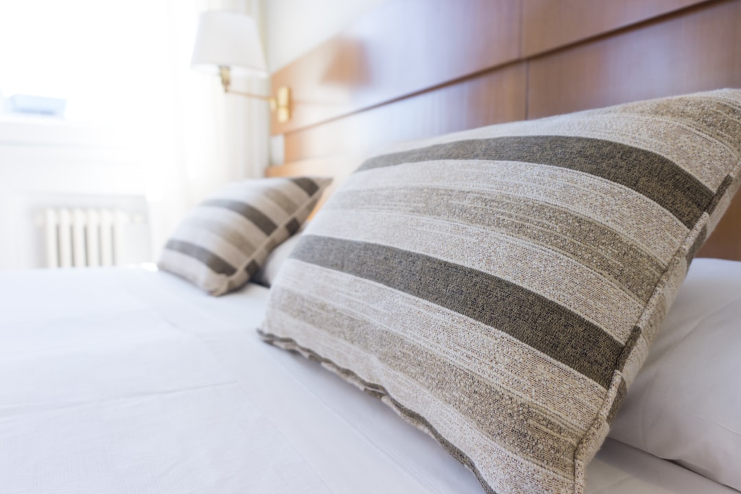how do you eat healthy living in hotels all week?