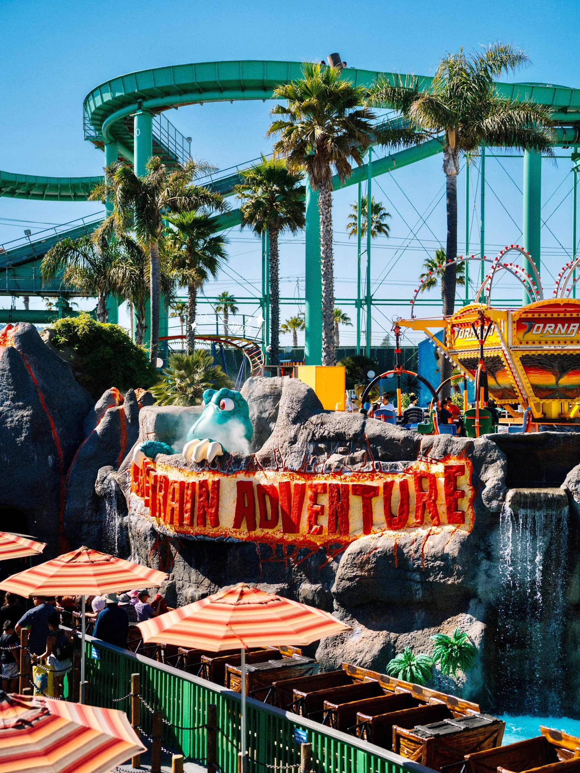 Macaron-colored Santa Cruz🎠 beachside amusement park in Cali