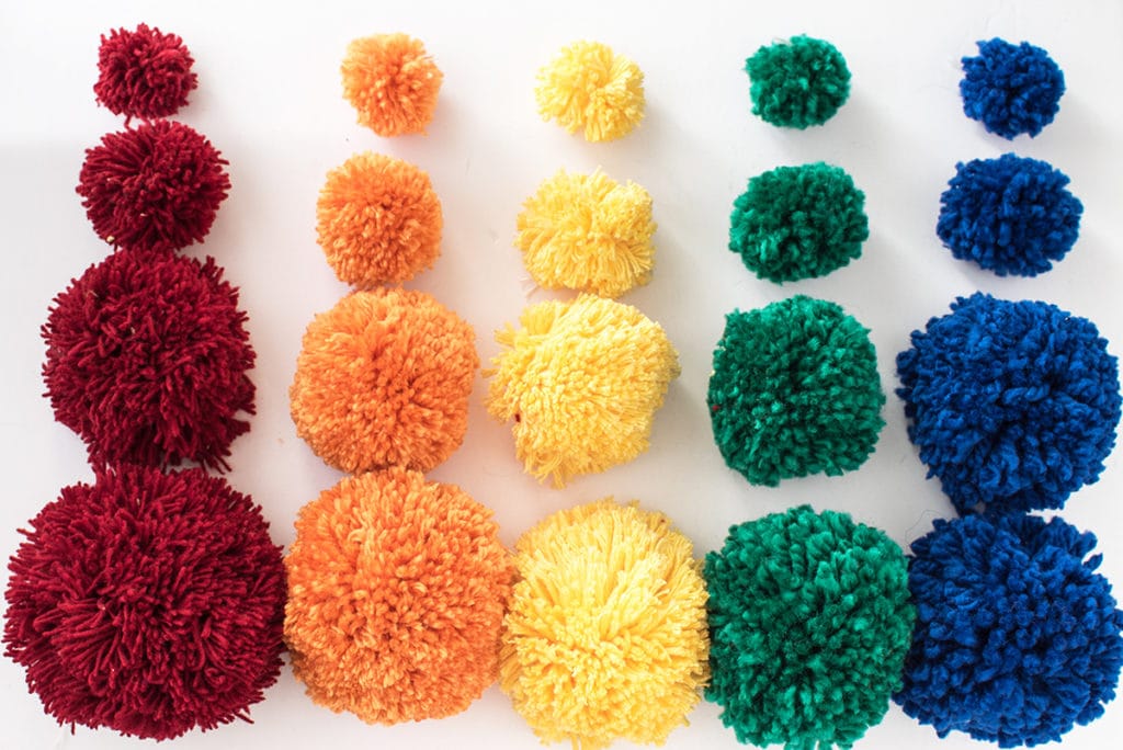 HOW TO MAKE A POM POM RUG THE EASY WAY – IT’S SO FLUFFY!