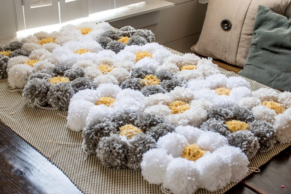 HOW TO MAKE A POM POM RUG THE EASY WAY – IT’S SO FLUFFY!