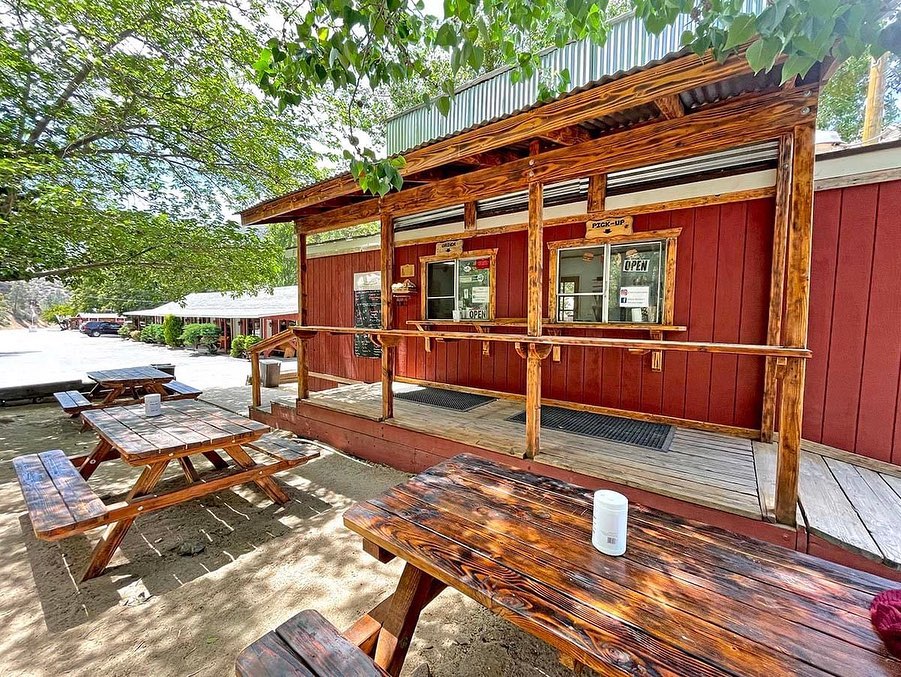 🏞️ Johnny McNally's Fairview Lodge: A Hidden Gem by the Kern River 🏕️