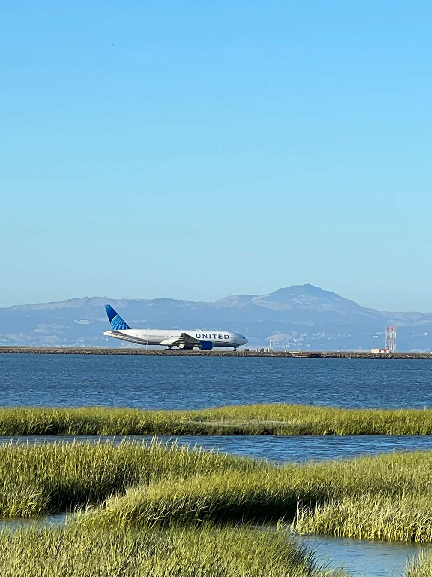 San Francisco | Watching planes take off and land is my healing moment. ✈️