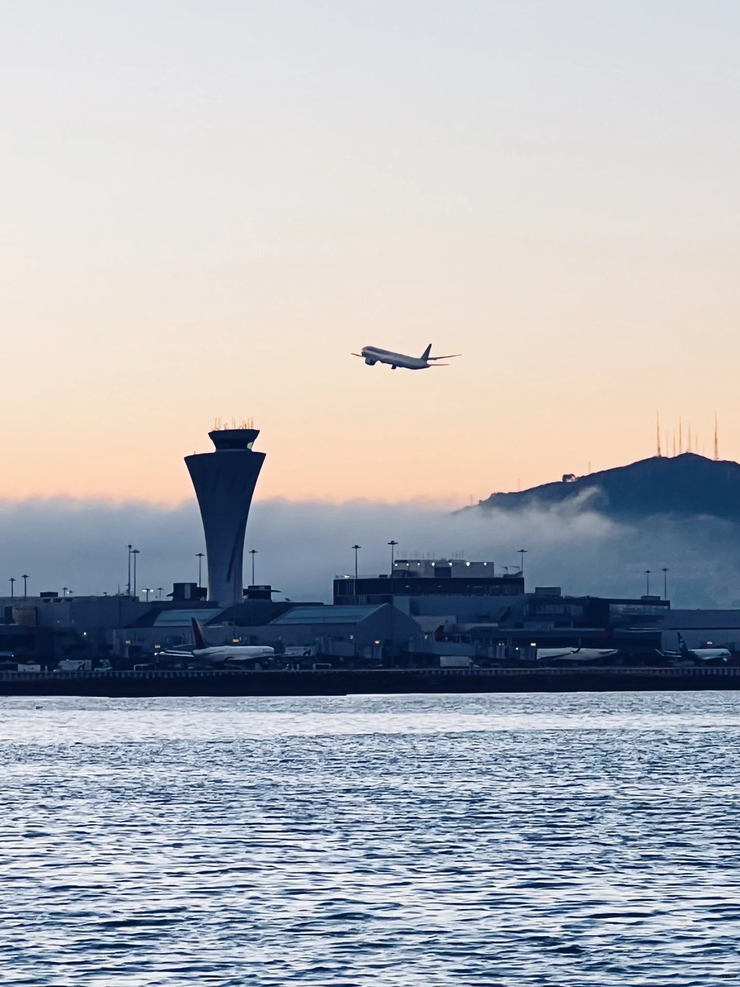 San Francisco | Watching planes take off and land is my healing moment. ✈️