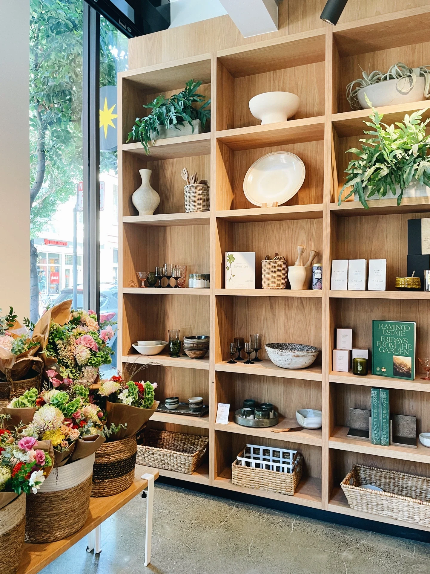 San Francisco | A beautiful new hybrid coffee shop has opened on the street corner ☕️🌷🍾.