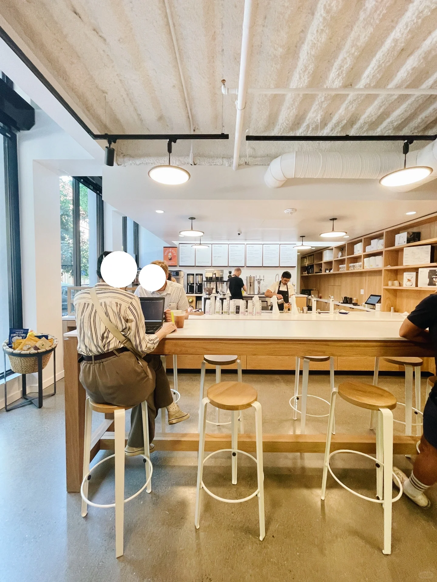 San Francisco | A beautiful new hybrid coffee shop has opened on the street corner ☕️🌷🍾.