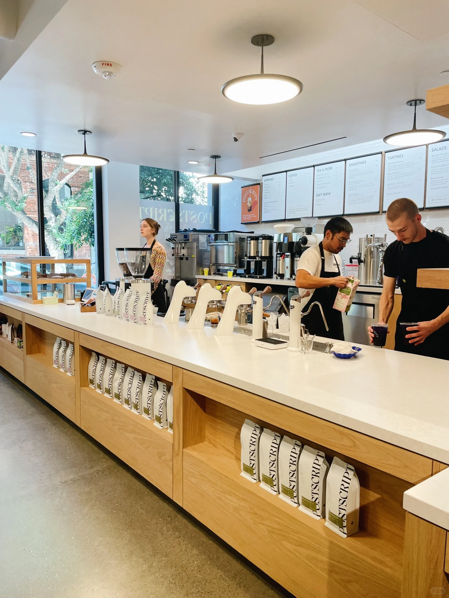 San Francisco | A beautiful new hybrid coffee shop has opened on the street corner ☕️🌷🍾.