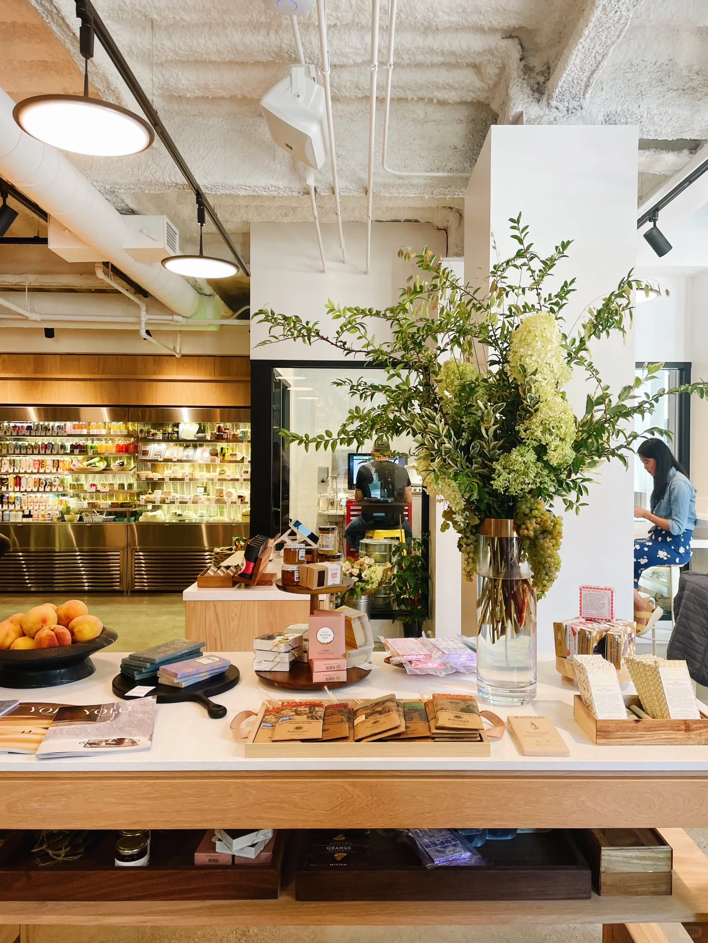 San Francisco | A beautiful new hybrid coffee shop has opened on the street corner ☕️🌷🍾.