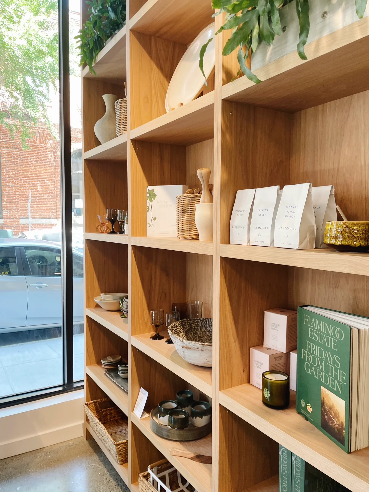 San Francisco | A beautiful new hybrid coffee shop has opened on the street corner ☕️🌷🍾.