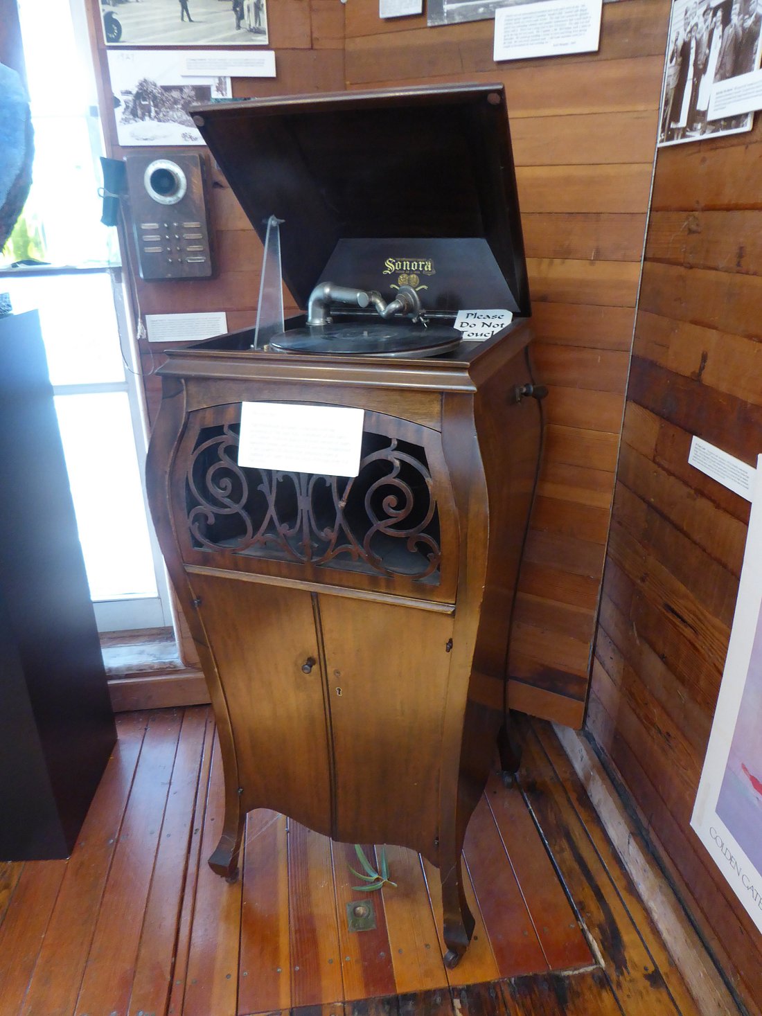 Sausalito Ice House Museum: explore historical displays and artifacts related to the city