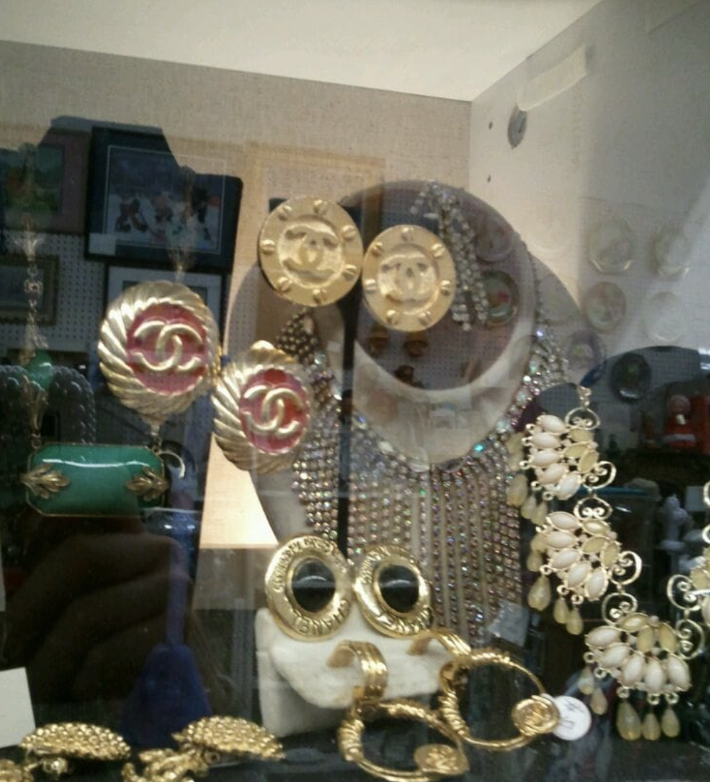 I found a cute vintage shop!