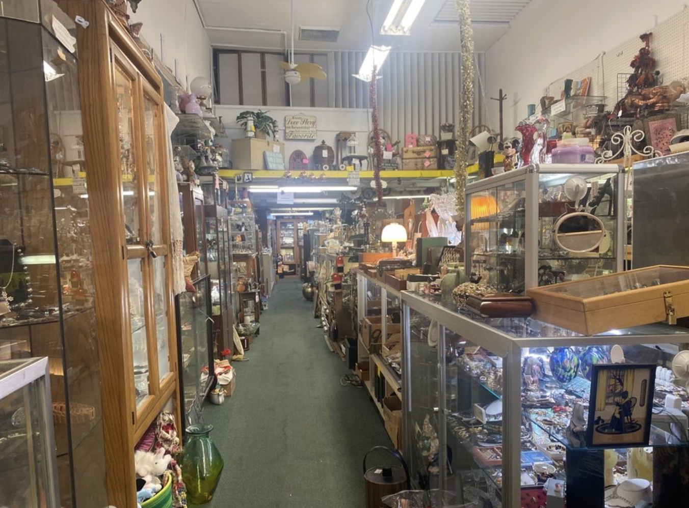 I found a cute vintage shop!