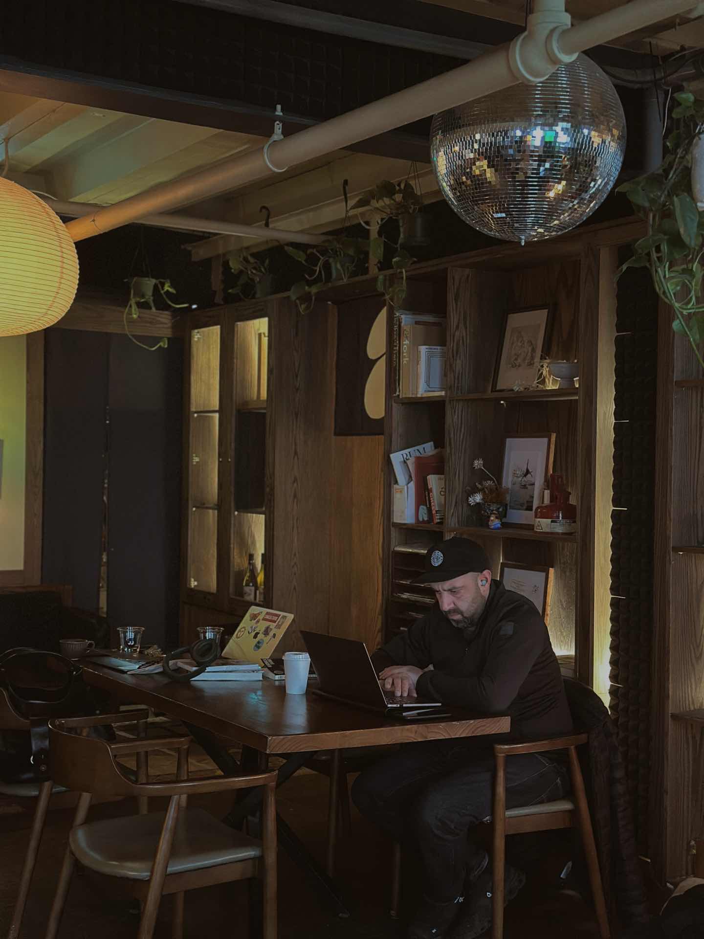 Cool cafe & cocktail bar in Toronto