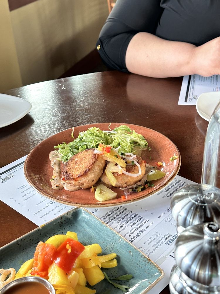 Lake Chalet Seafood Bar & Grill | Feeling Hungry? Here's a Recap! 🍣🍷🍔🥩
