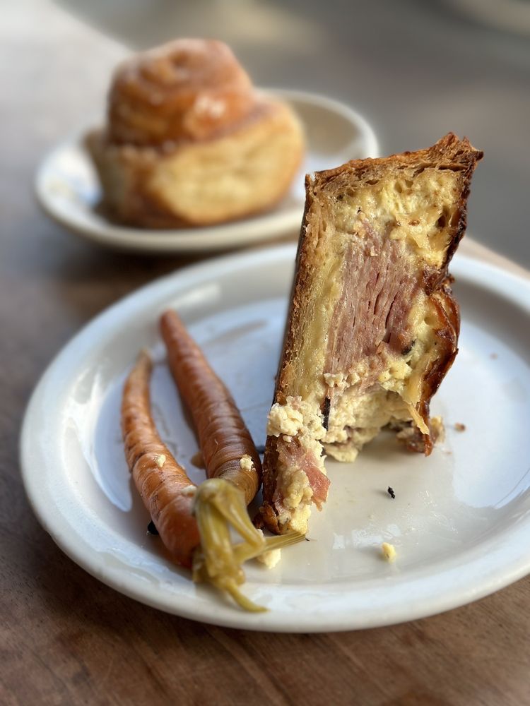 Tartine Bakery | irresistible treats and laid-back atmosphere. 🍰