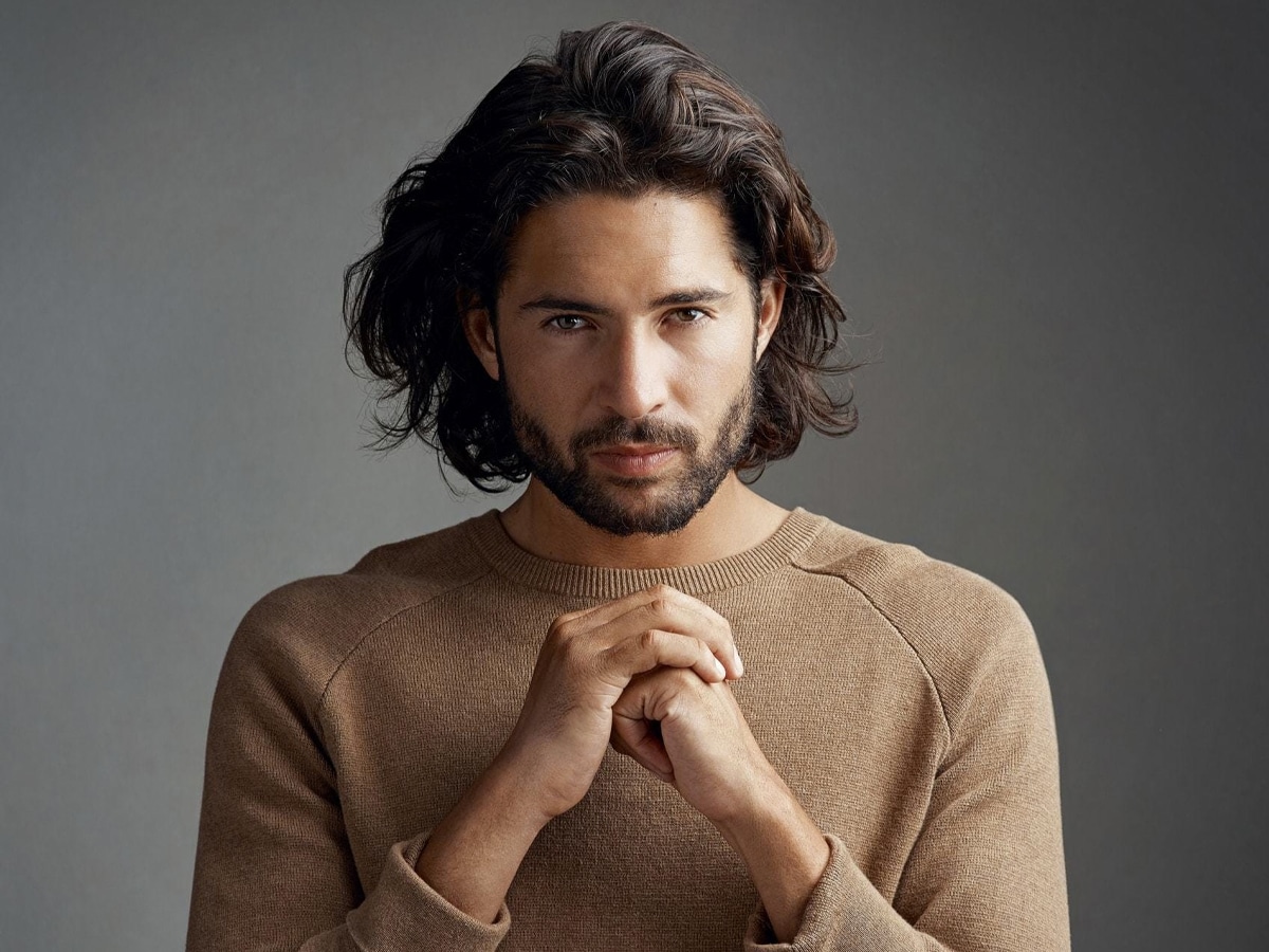 Struggling With Awkward Hair Growth? Here’s How Guys Can Actually Grow It Long