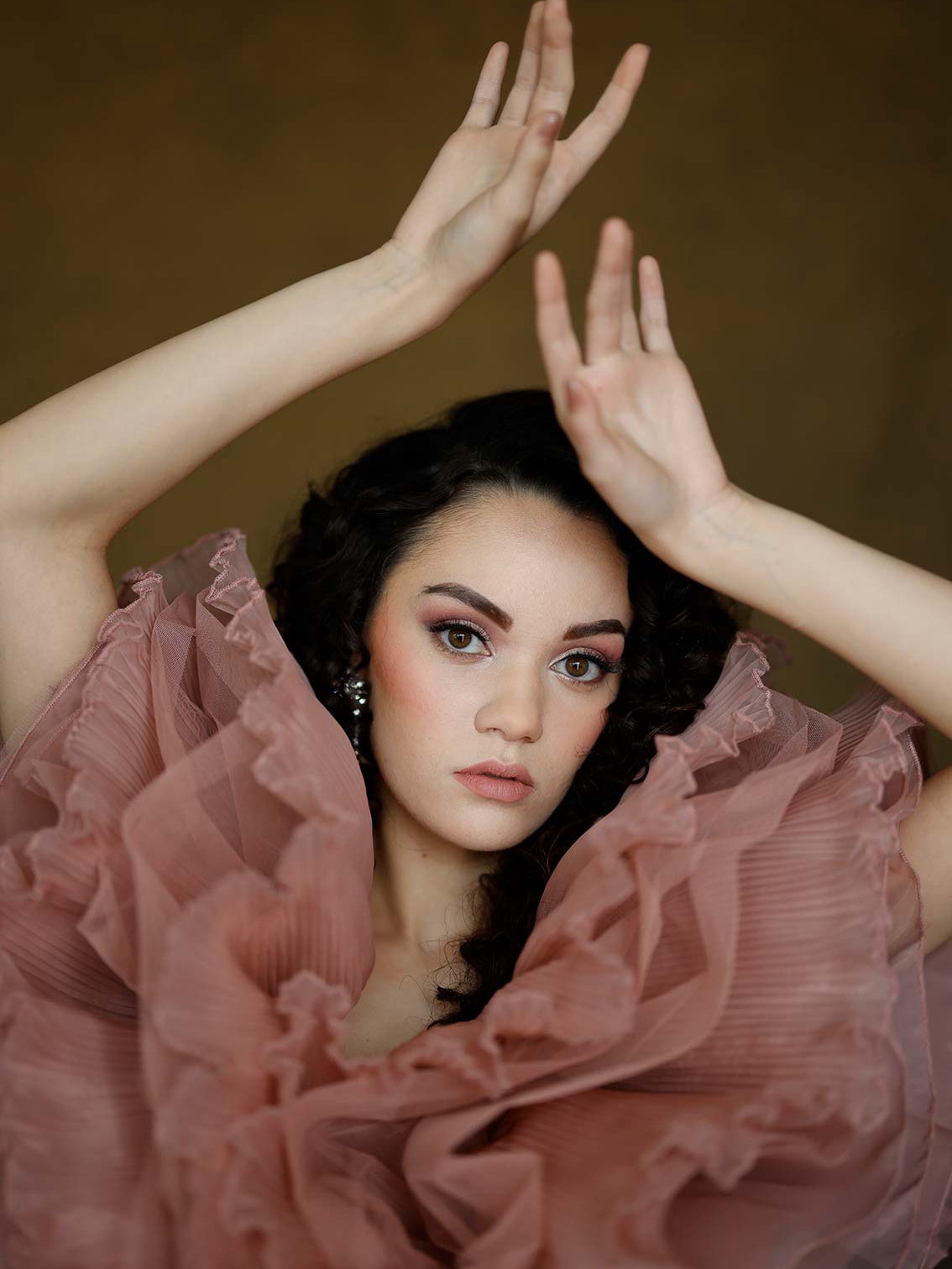 Struggling to Look Natural in Photos? Try These Game-Changing Posing Secrets!