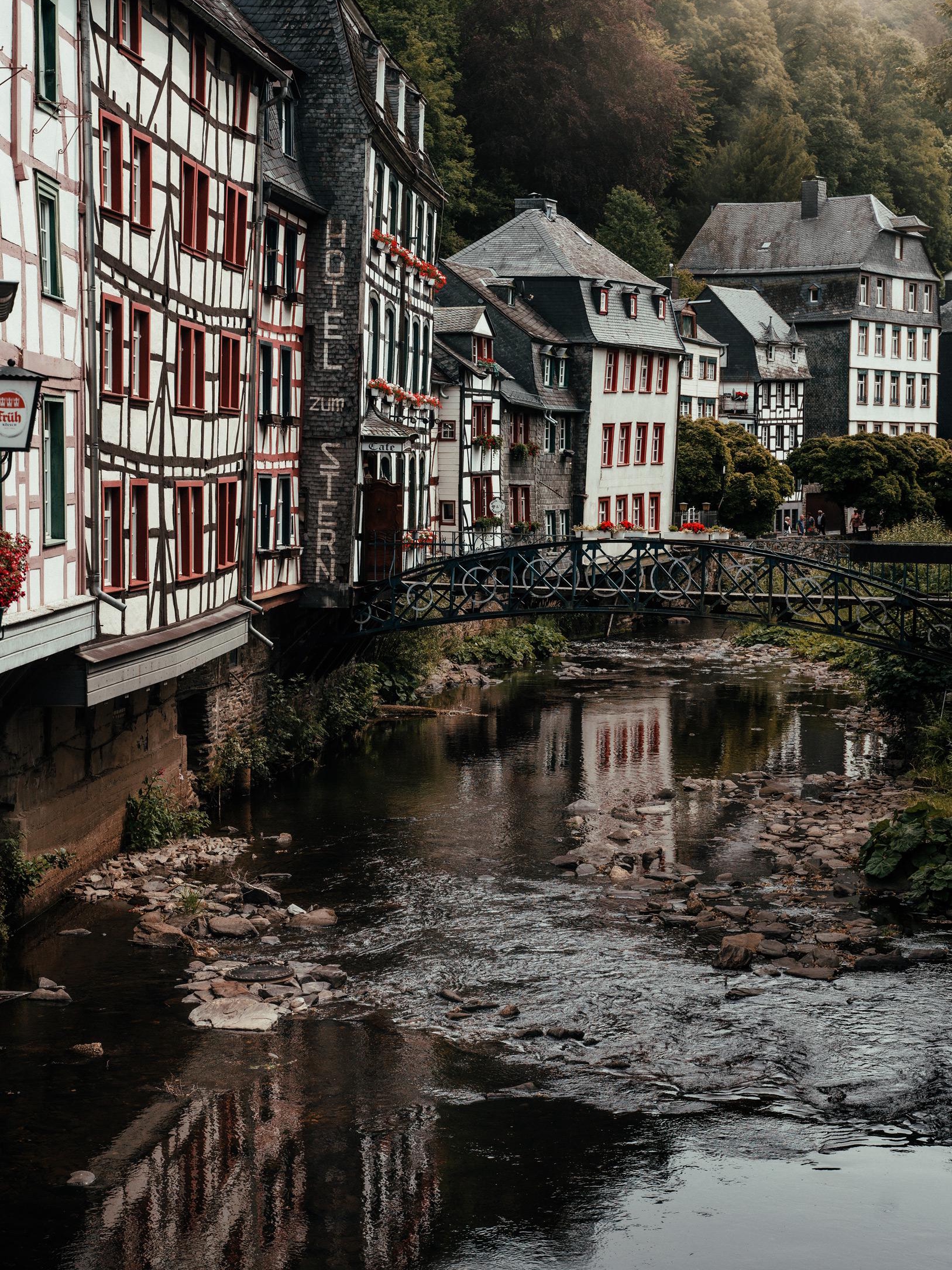monschau’s charm vs. tourist crowds: worth the hype?