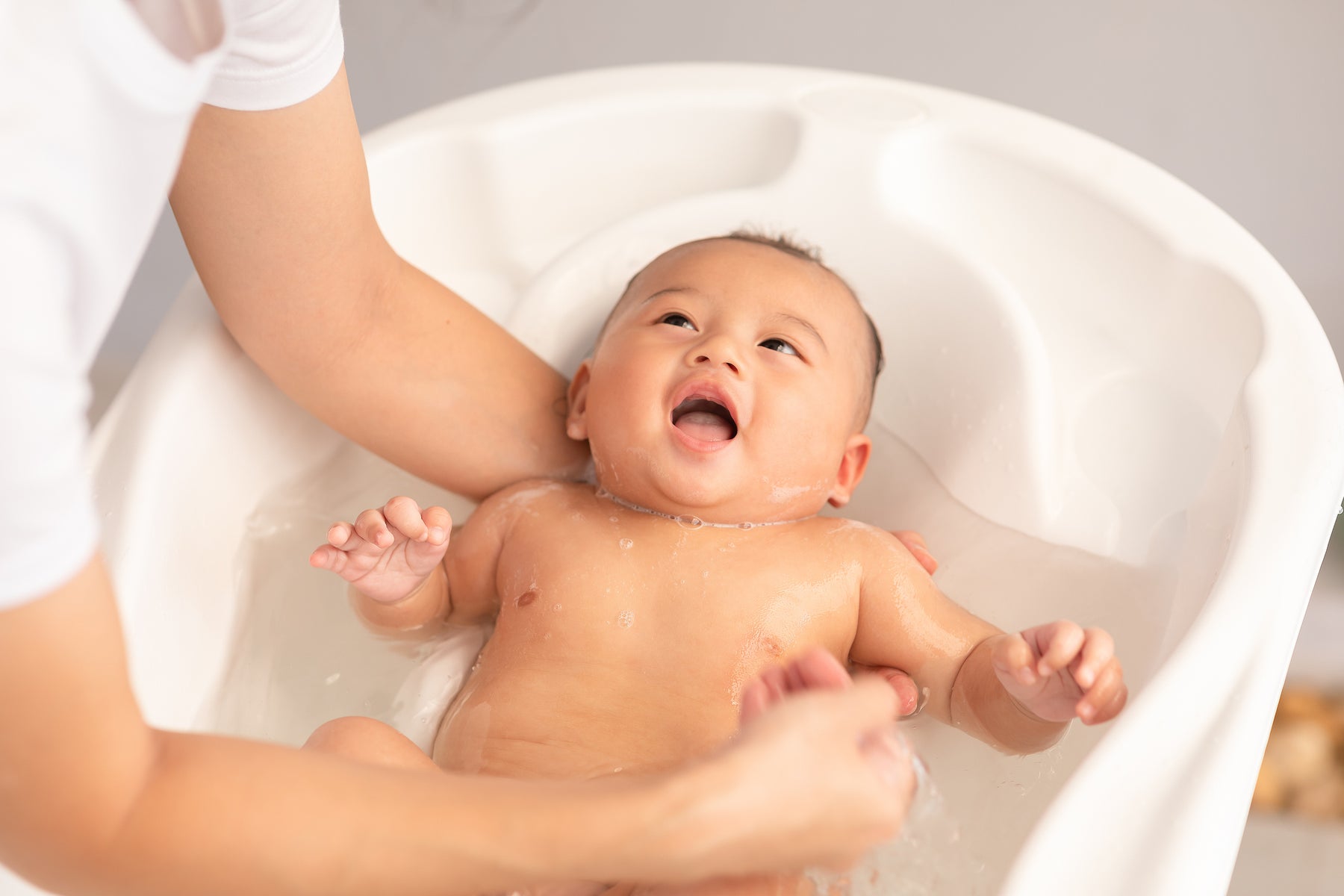 Tiny Toes, Big Splashes: Making Baby’s First Bath a Cozy Ritual