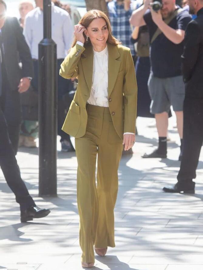 Kate’s Risky Stiletto Move at V&A