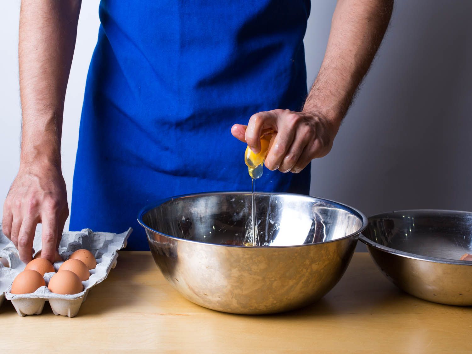 Want to learn Break an Egg with One Hand? Here you are!