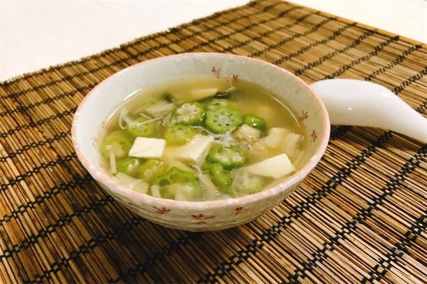 A beautiful green soup suitable for beauty in summer