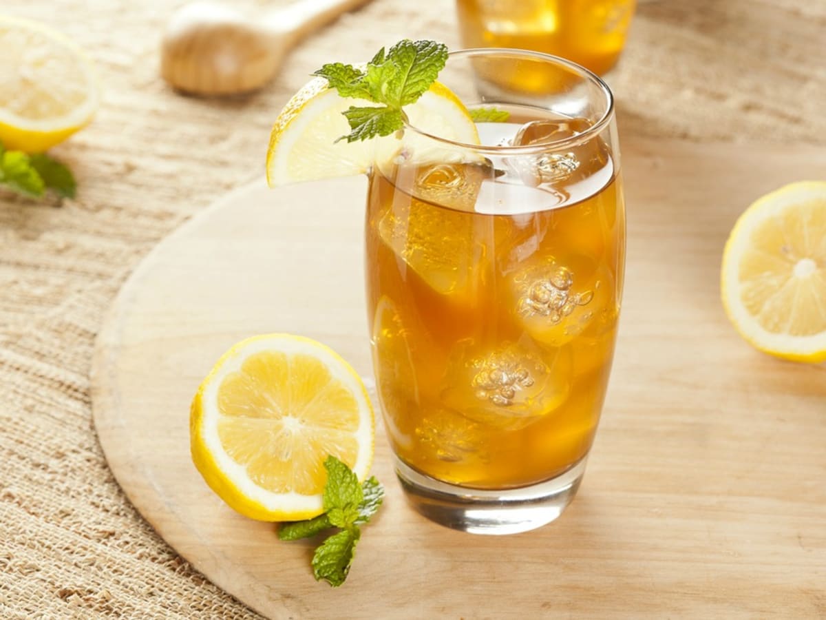 Here’s how I make the most refreshing iced green tea for hot days:
