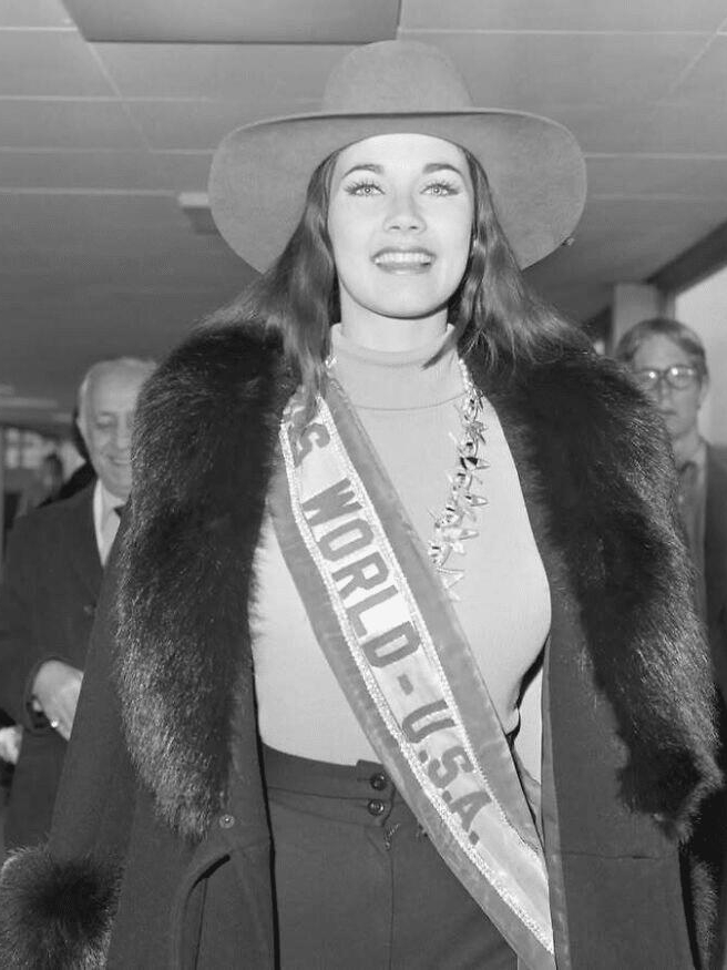 Lynda Carter’s Miss World Arrival Twist 👑