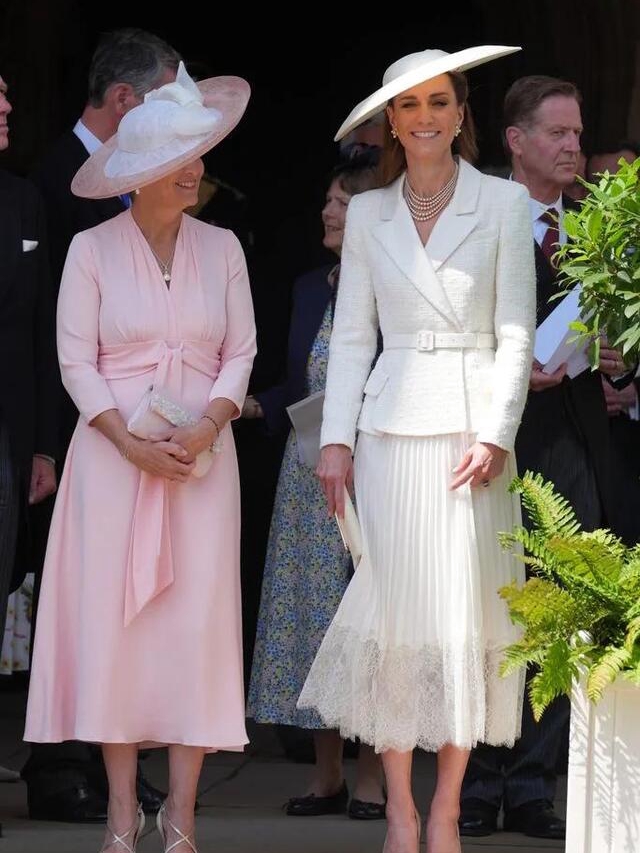 Sophie’s Silk Dress & 90s Eyeshadow Moment
