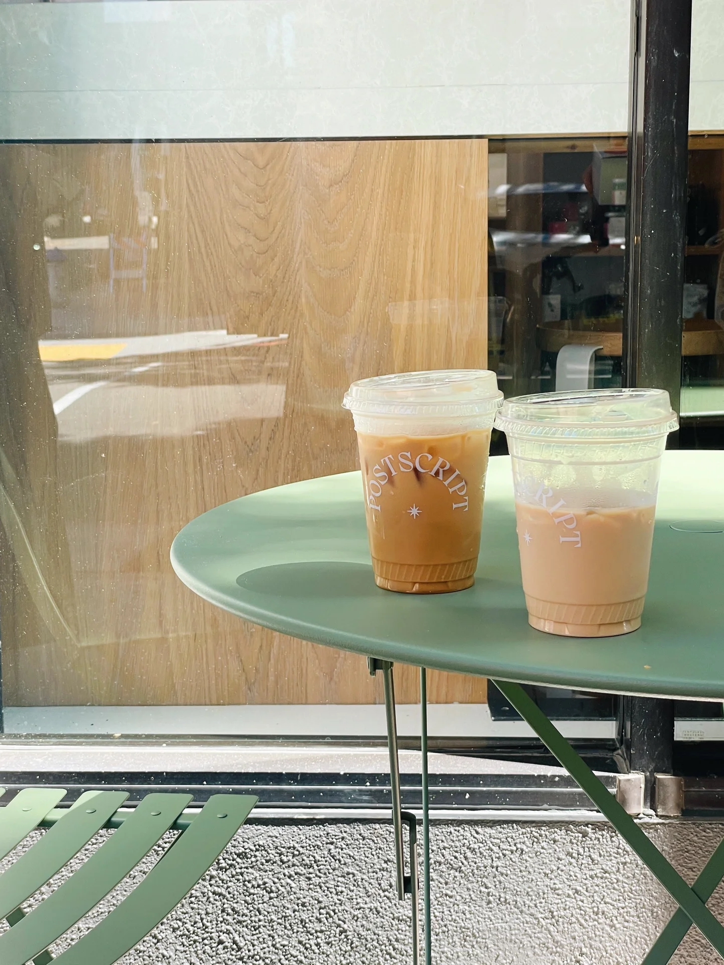 San Francisco | A beautiful new hybrid coffee shop has opened on the street corner ☕️🌷🍾.