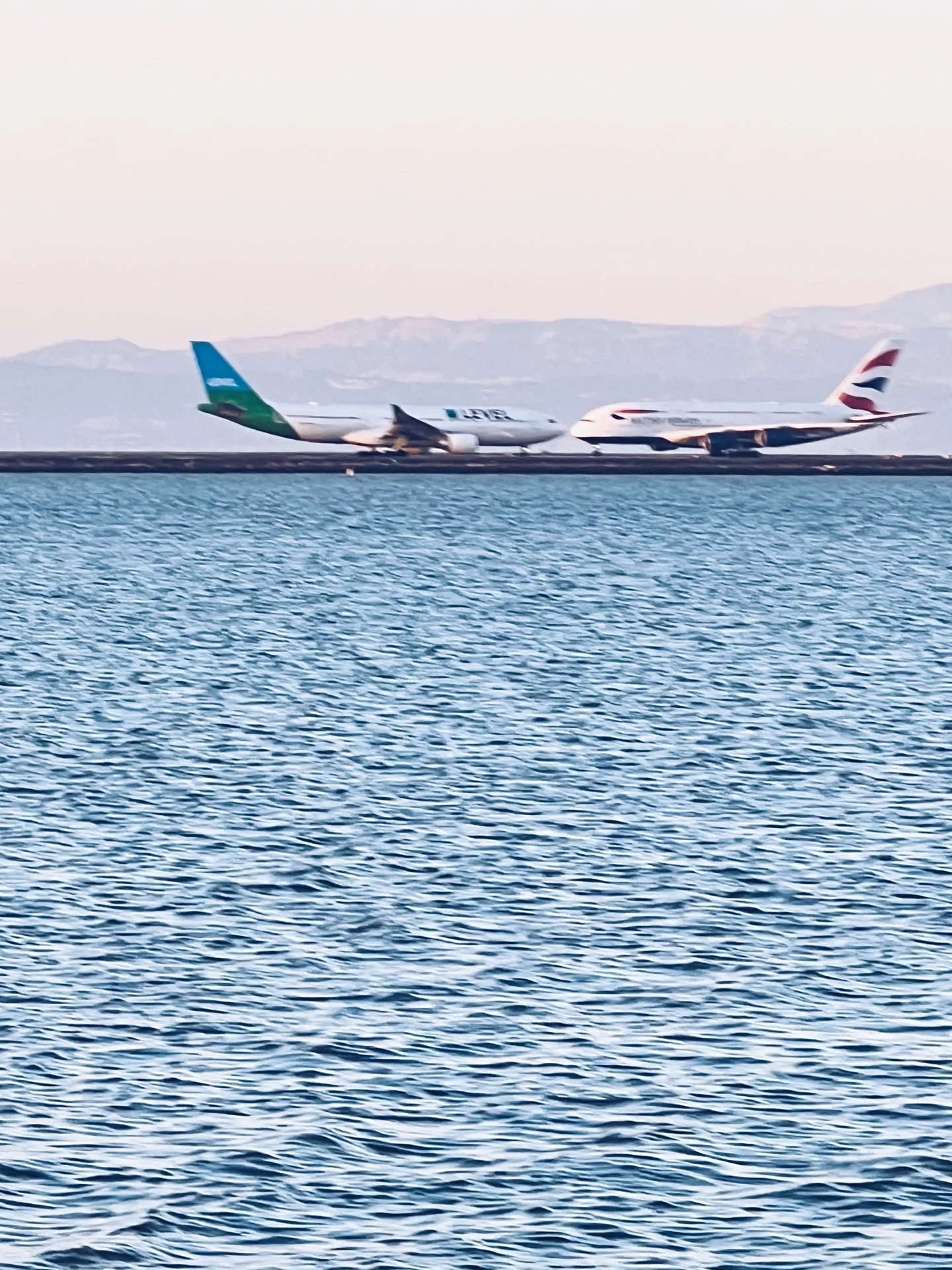 San Francisco | Watching planes take off and land is my healing moment. ✈️