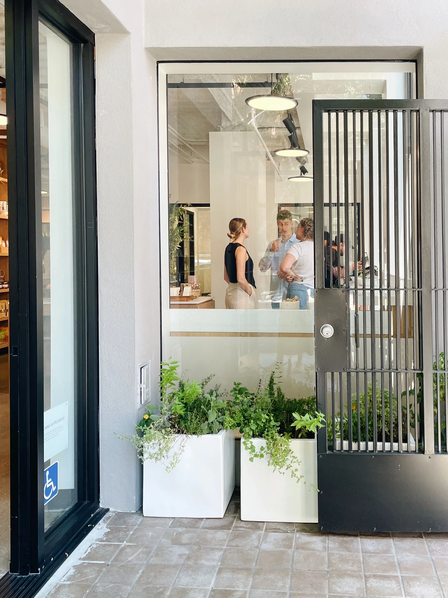 San Francisco | A beautiful new hybrid coffee shop has opened on the street corner ☕️🌷🍾.