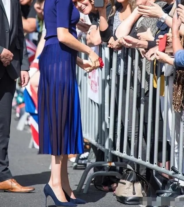 "Blue lace, bold statement: Meghan's daring fashion choice left the royal family red-faced👗👑