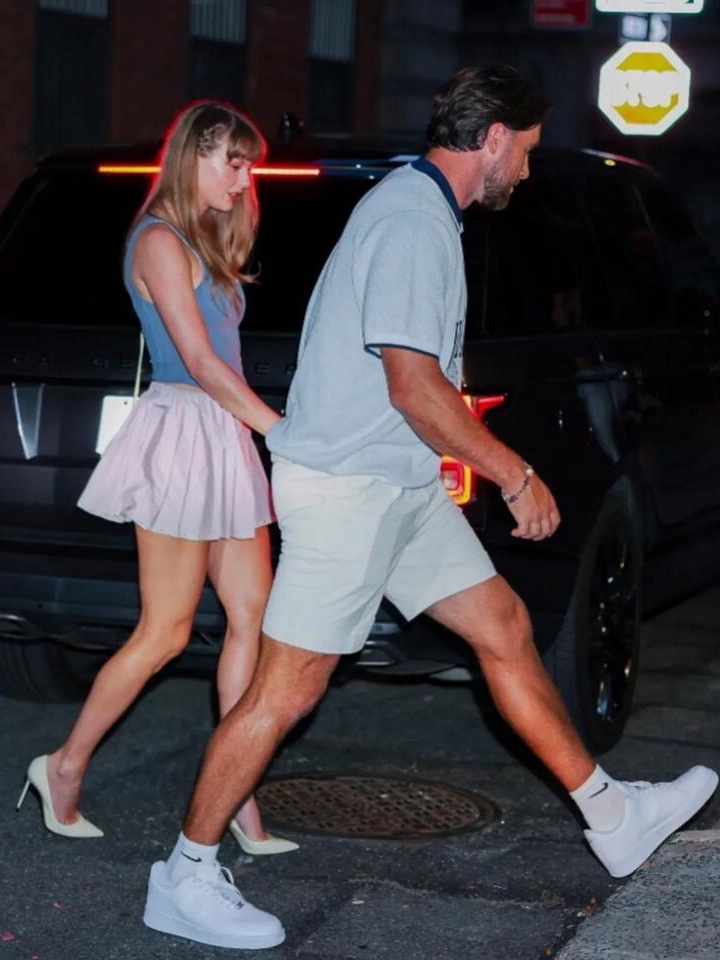 Taylor’s Shoes: Fashion Fail or Statement? 👠